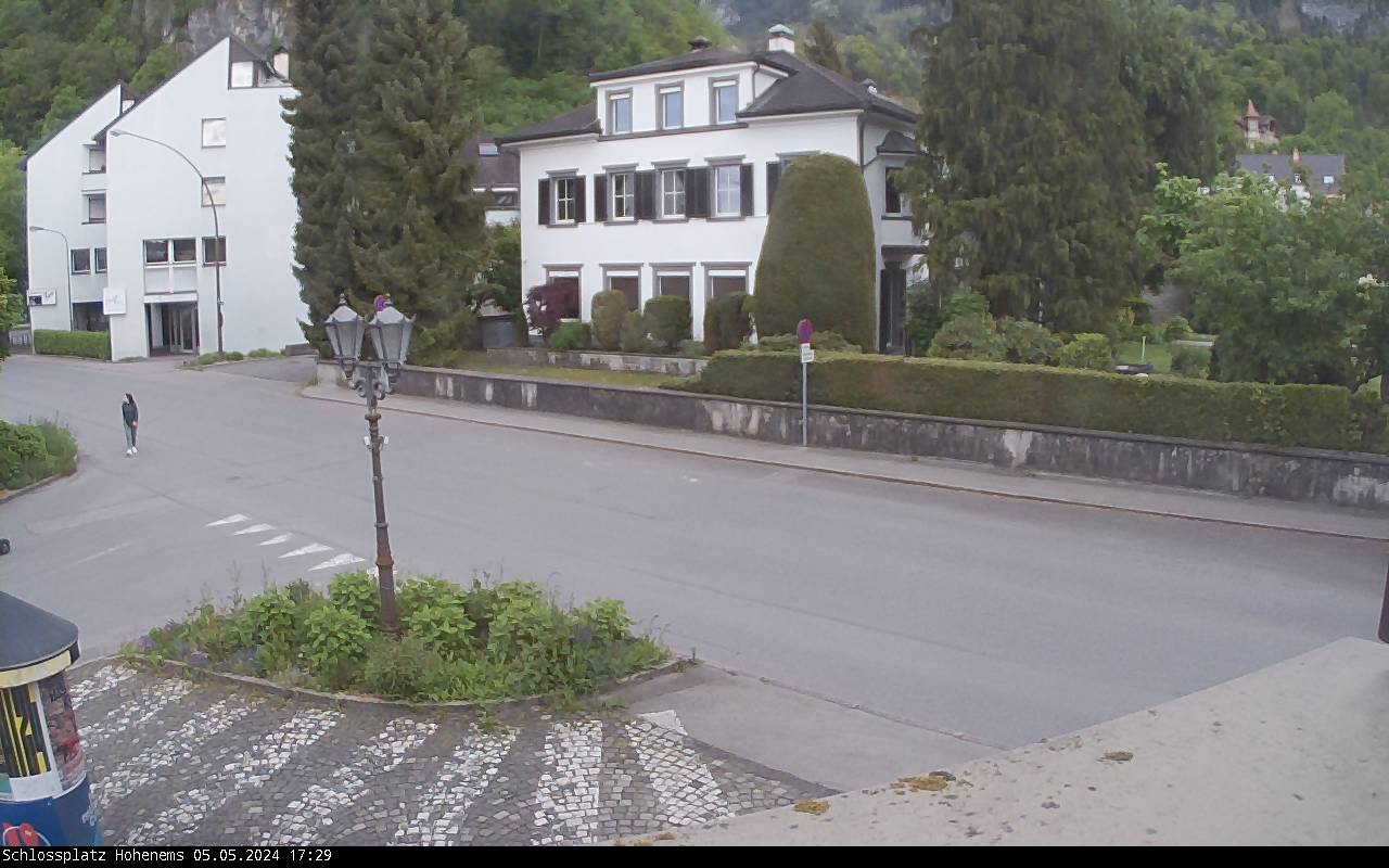 Webcam Hohenems (Vorarlberg) Blick vom Nebengebäude des Rathauses auf den Schloßberg.